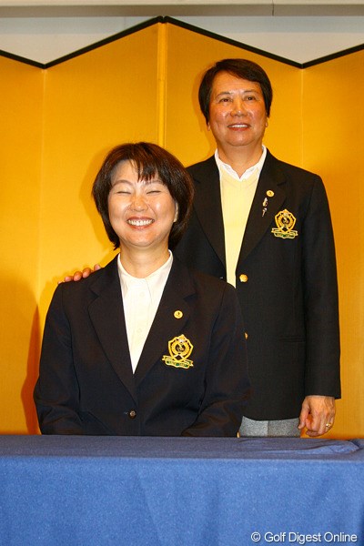 2011年 日本女子ゴルフ協会 総会 小林浩美新会長＆樋口久子氏 樋口久子前会長からバトンを受け、小林浩美会長の新体制がスタートした