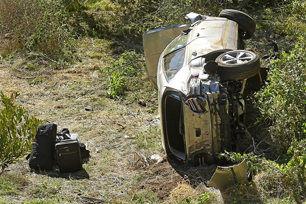 横転して大破したウッズ運転のSUV(Wally Skalij/Los Angeles Times via Getty Images)