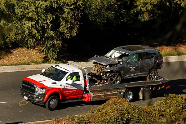 2021年 タイガー・ウッズ 車両運搬車に載せられたウッズ運転のSUV。フロント部分が大破している (Carolyn Cole/Los Angeles Times via Getty Images)