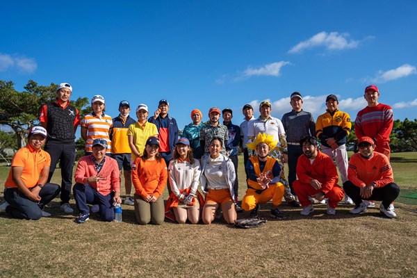 2021年 ダイキンオーキッドレディスゴルフトーナメント 事前 宮里美香 みかんの会 宮里美香とオレンジ色のウェアをまとった「みかんの会」のメンバー（提供：宮里美香）