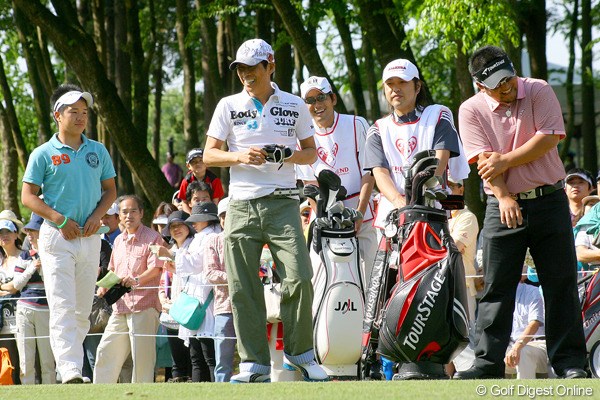 2010年 ザ･レジェンド・チャリティプロアマトーナメント 初日 伊藤誠道、明石家さんま、宮里聖志（左から）