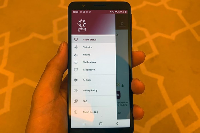 カタールで購入したスマートフォン。画面が健康チェックのアプリです 2021年 コマーシャルバンク カタールマスターズ 事前
