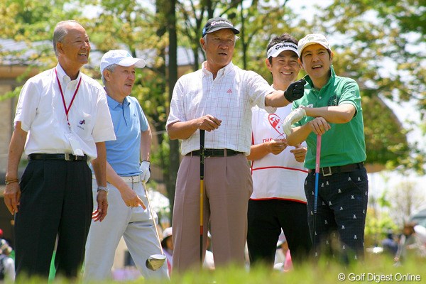 本人の前で持ちネタである青木功のモノマネを披露する、タレントの関根勤