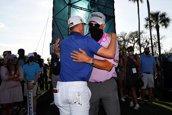 父でありコーチでもあるマイクさんと喜びを分かち合った(Ben Jared／PGA TOUR via Getty Images)