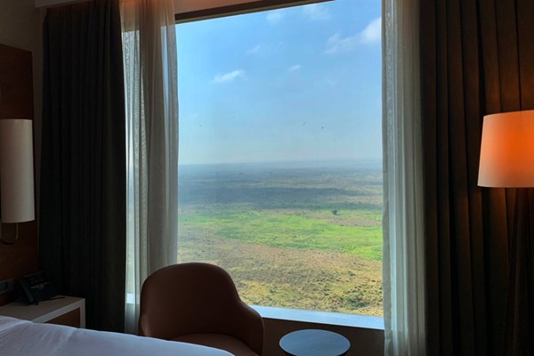 2021年 ケニアオープン 事前 ケニアのホテル カーテンを開けたら大草原。ホテルの部屋からの景色です