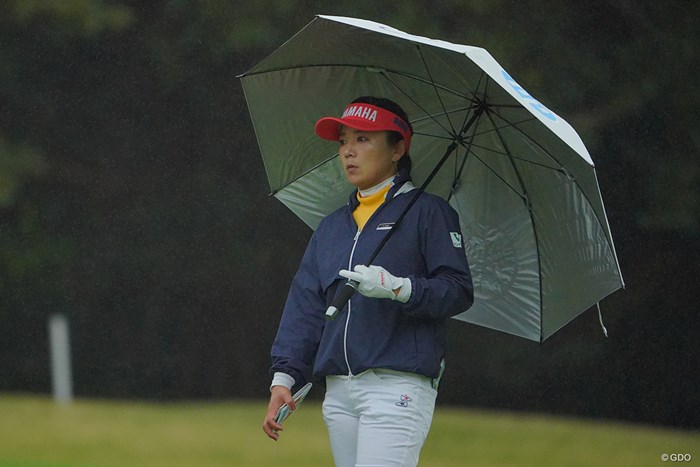 朝は予報外れの雨も。 2021年 Tポイント×ENEOSゴルフトーナメント 初日 有村智恵