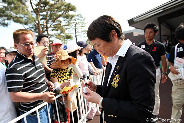 2010年 ワールドレディスチャンピオンシップサロンパスカップ 最終日 樋口久子 樋口会長もファンにせがまれてボールにサインをしてます