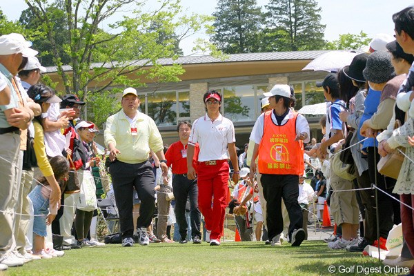 2010年 ザ･レジェンド・チャリティプロアマトーナメント 最終日 石川遼 この日は3,606人のギャラリーが来場。その風景はツアーさながらだった