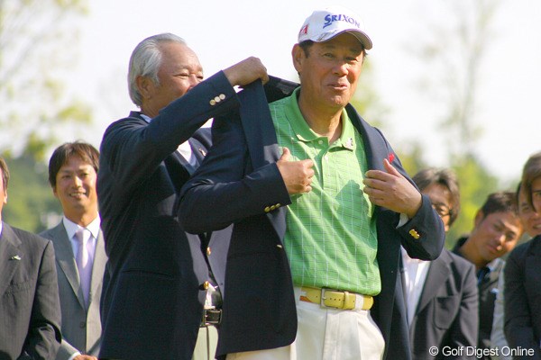 著名人の部で優勝した プロ野球解説者の田淵幸一 青木功からチャンピオンブレザーが贈呈された 2010年 ザ レジェンド チャリティプロアマトーナメント 最終日 田淵幸一 フォトギャラリー Gdo