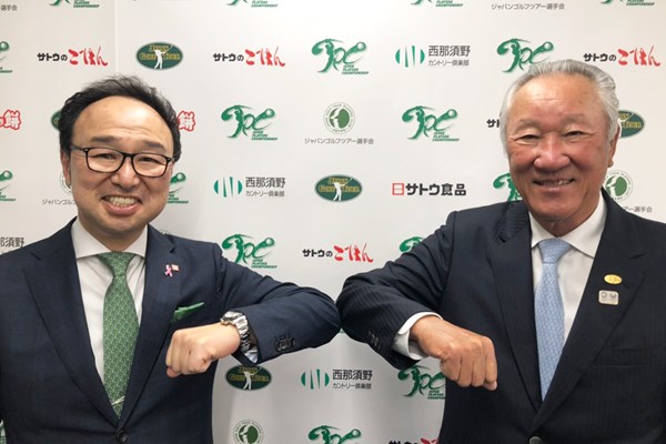 ジャパンプレーヤーズチャンピオンシップの特別協賛となったサトウ食品の佐藤社長とJGTO青木会長（提供：JGTO)