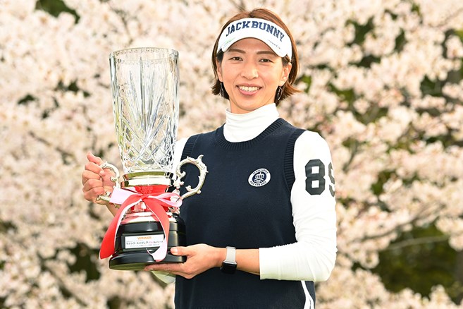 42歳・佐藤靖子がプレーオフ制して初優勝／下部21年初戦