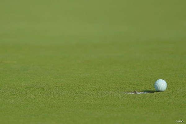 2018年 LPGAツアー選手権リコーカップ 3日目 ボールとカップ ホール（カップ）の直径は108mm、なかなか入りません