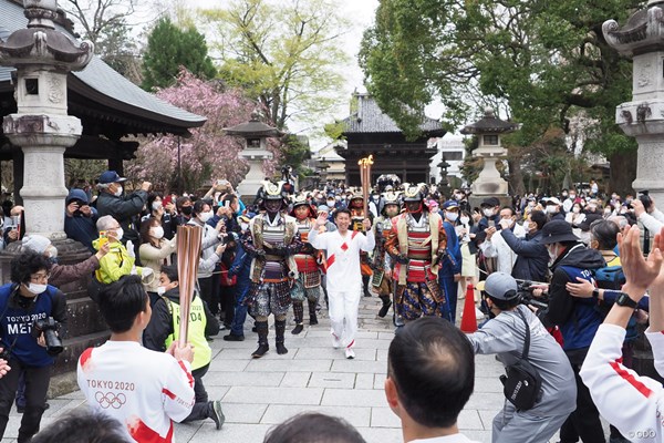 3月28日、栃木県足利市の国宝・鑁阿寺（ばんなじ）を聖火が通った