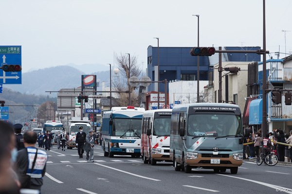2021年 聖火リレー 多くの車列が聖火を先導した。写真は栃木県