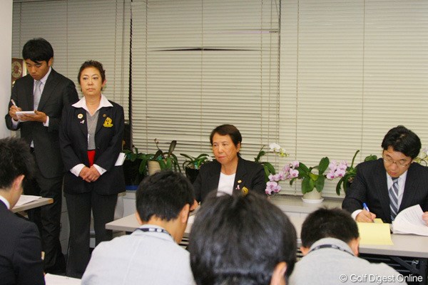 2010年 日本女子プロゴルフ協会 樋口久子会長 三塚優子の処分を発表する樋口久子LPGA会長
