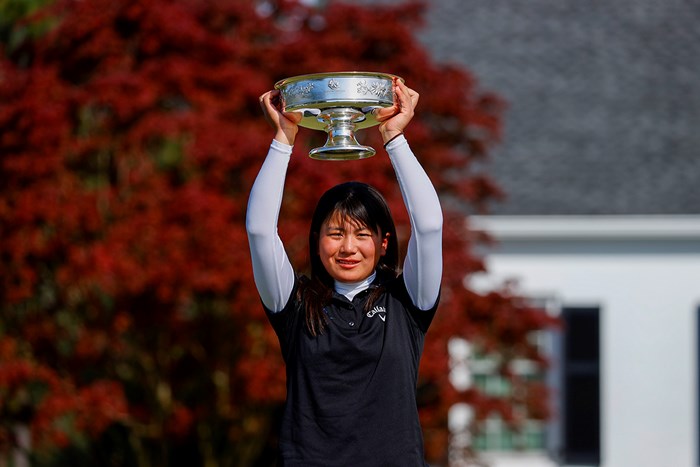 優勝カップを掲げる梶谷翼（提供：Augusta National Golf Club） 2021年 オーガスタナショナル女子アマ 梶谷翼