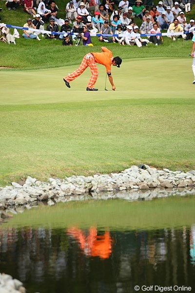 2010年 日本プロゴルフ選手権 日清カップヌードル杯 初日 石川遼 湖面に映る石川プロもやっぱり燃えるようなオレンジだった