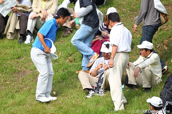 2010年 日本プロゴルフ選手権 日清カップヌードル杯 初日 ギャラリー 市原プロが放ったセカンドショットがギャラリーの目に直撃。。なのに奇跡的にメガネの破損だけで済んだ。まさに不幸中の幸い