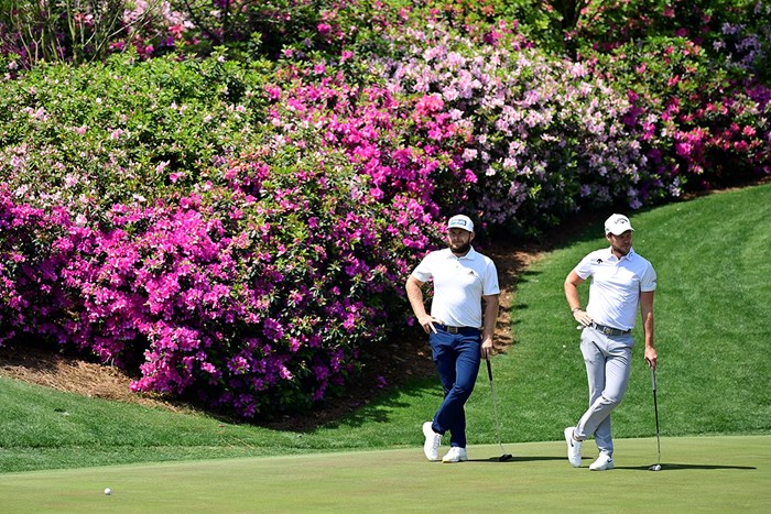 アザレアの花を背にするイングランドの2人（提供：Augusta National Golf Club） 2021年 マスターズ 事前 ティレル・ハットン ダニー・ウィレット