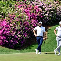 アザレアの花を背にするイングランドの2人（提供：Augusta National Golf Club） 2021年 マスターズ 事前 ティレル・ハットン ダニー・ウィレット