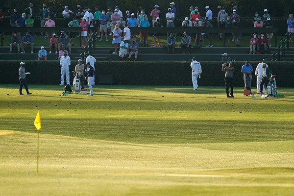 2021年 マスターズ 事前 カルロス・オルティス フィル・ミケルソン 練習ラウンドを見詰めるパトロンたち（提供：Augusta National Golf Club）