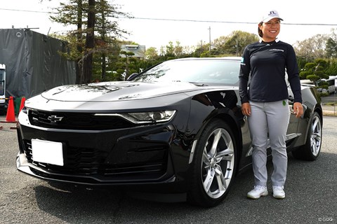 新相棒 カマロちゃん でさっそうと 岡山絵里 キャディバッグは助手席 国内女子ツアー Lpga Gdo ゴルフダイジェスト オンライン