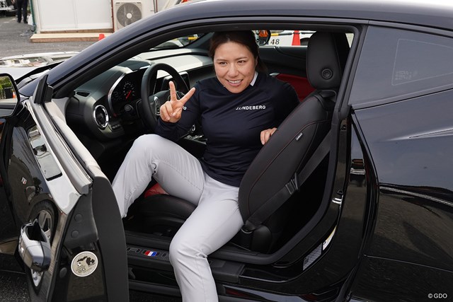 新相棒 カマロちゃん でさっそうと 岡山絵里 キャディバッグは助手席 国内女子ツアー Lpga Gdo ゴルフダイジェスト オンライン