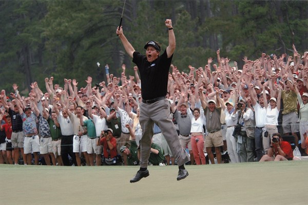 「マスターズ」でメジャー初優勝を挙げたミケルソン、記憶に残るジャンプとなりました（ Augusta National/Getty Images）