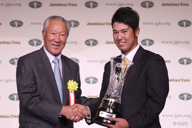 2013年 ジャパンゴルフツアー表彰式 松山英樹と青木功