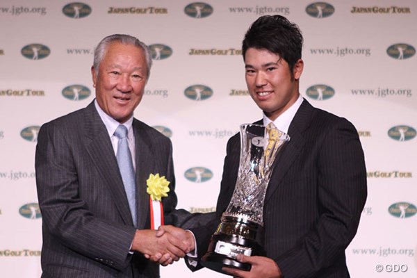 2013年 ジャパンゴルフツアー表彰式 松山英樹と青木功 2013年「ジャパンゴルフツアー表彰式」で賞金王など9冠を達成した松山英樹