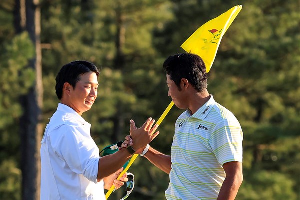 勝利を分かち合う松山英樹と早藤将太キャディ（提供：Augusta National Golf Club）