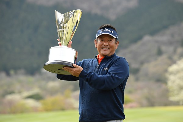 篠崎紀夫が逆転でツアー2勝目をあげた（提供：日本プロゴルフ協会）