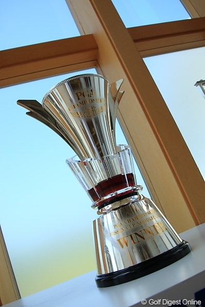 2010年 日本プロゴルフ選手権大会 日清カップヌードル杯 2日目 優勝カップ この栄冠は誰の手に？…持ってかえっちゃおうかな。