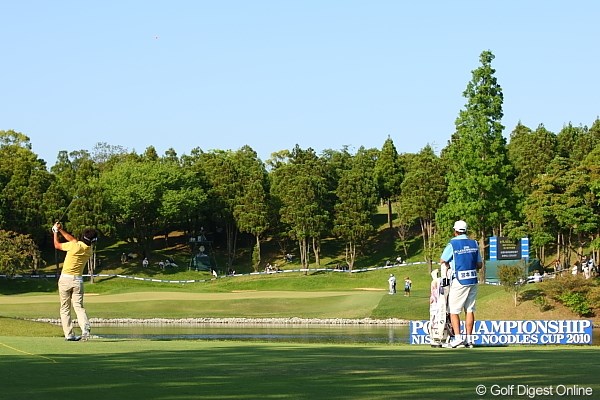 2010年 日本プロゴルフ選手権大会 日清カップヌードル杯 2日目 宮本勝昌 バンカーから池に入れてまた戻って池超えのショット。宮本プロ災難。。。