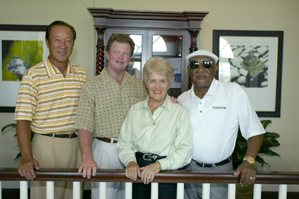 青木功 トム・カイト チャーリー・シフォード 2004年に世界殿堂入りしたメンバー。左から青木功、トム・カイト、マーリーン・ストレート、チャーリー・シフォード(Stan Badz/PGA/Getty Images)