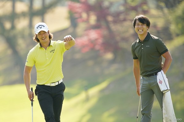 2021年 関西オープンゴルフ選手権競技 事前 石川遼 プロ選手の勝俣陵をキャディに起用して、リラックスした様子で練習ラウンドを行う石川遼