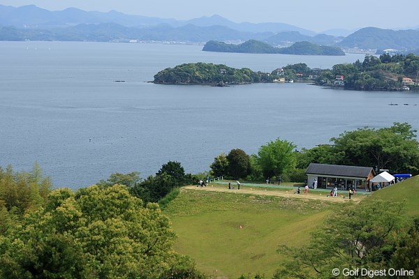 2010年 日本プロゴルフ選手権大会 日清カップヌードル杯 3日目 ドライビングレンジ 海に面したドライビングレンジ。風があったら曲がるねー。