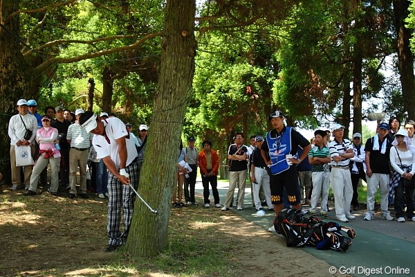 2010年 日本プロゴルフ選手権大会 日清カップヌードル杯 最終日 平塚哲二 13番でティーショットが大きく右に。林の中からチョイ出し。