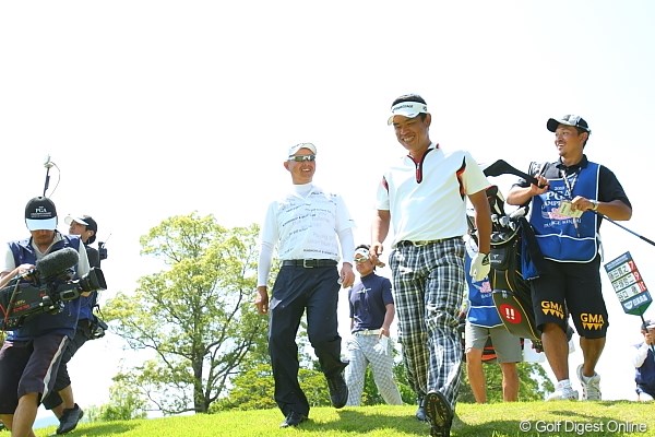 2010年 日本プロゴルフ選手権大会 日清カップヌードル杯 最終日 平塚哲二＆谷口徹 18番ティショットを終えて1打差の二人。二人とも余裕の笑顔？ ふり？