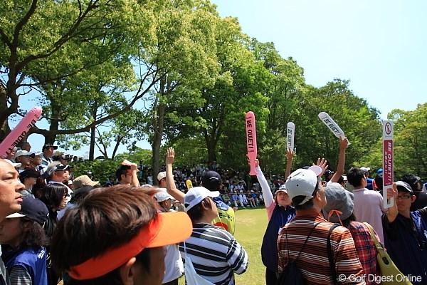 2010年 日本プロゴルフ選手権大会 日清カップヌードル杯 最終日 ボランティア すげーなんかいっぱい上がってるなぁー。じゃあ俺もハイハイハイッ！