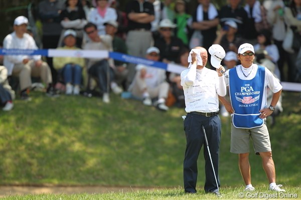 2010年 日本プロゴルフ選手権大会 日清カップヌードル杯 最終日 谷口徹 今日はまじ暑かった。あれ？この人誰？