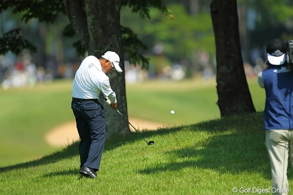 2010年 日本プロゴルフ選手権大会 日清カップヌードル杯 最終日 谷口徹 谷口プロ、スタートホールセカンドは木の間からグリーンを狙う。