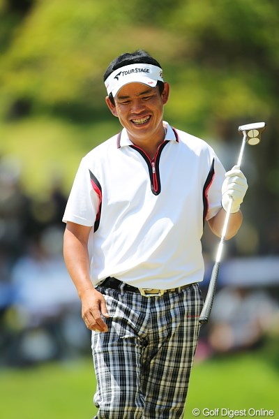 2010年 日本プロゴルフ選手権大会 日清カップヌードル杯 最終日 平塚哲二 優勝争いの中、17番のパッティングであと数ミリでカップインならず・・・笑うしかないか。