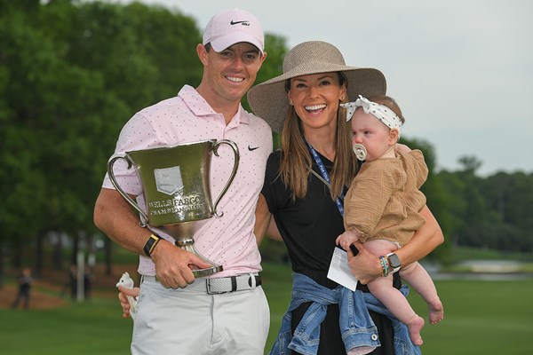 エリカ夫人、愛娘のポピーちゃんと優勝を喜ぶマキロイ（ Ben Jared/PGA TOUR via Getty Images)