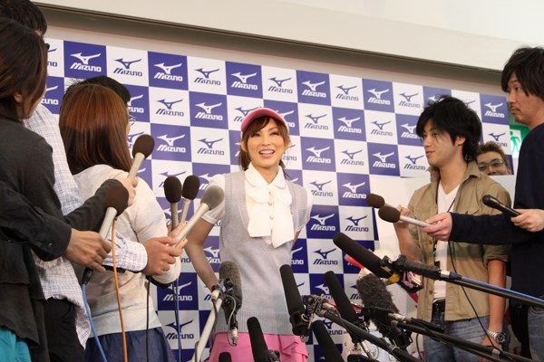 記者会見後の囲み取材では、好きなプロゴルファー石川遼から恋愛話まで語ってくれた