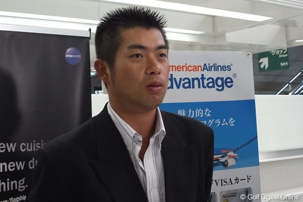 2010年 ホットニュース 池田勇太 成田空港で2週間の渡米について抱負を語る池田勇太