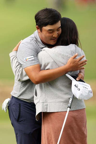 身重の妻と抱き合う（Matthew Stockman/Getty Images）