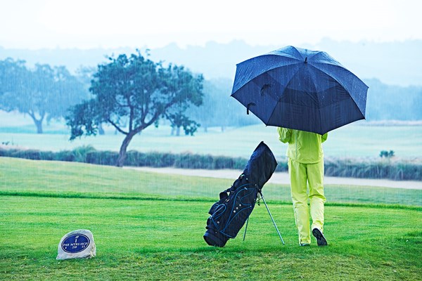 《2021年》梅雨時期に人気のレインウェア上下セットおすすめ6選 雨の日のゴルフ(GettyImages)