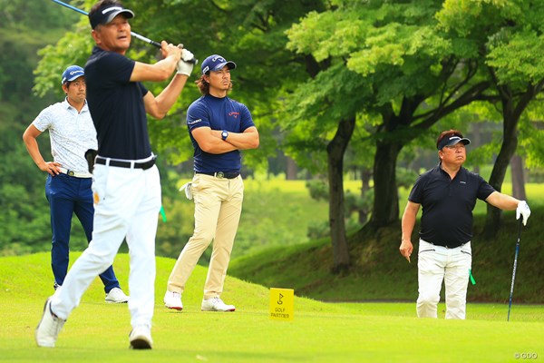 2021年 ゴルフパートナー PRO-AMトーナメント 初日 石川遼 石坂友宏 「プロ3人よりプレー早いのはなぜ」と苦笑しつつ、アマチュア2人のプレーには真剣なまなざしをのぞかせた