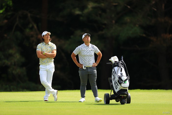 アマチュア選手の球筋に関心する二人 2021年 ゴルフパートナー PRO-AMトーナメント 4日目 石川遼